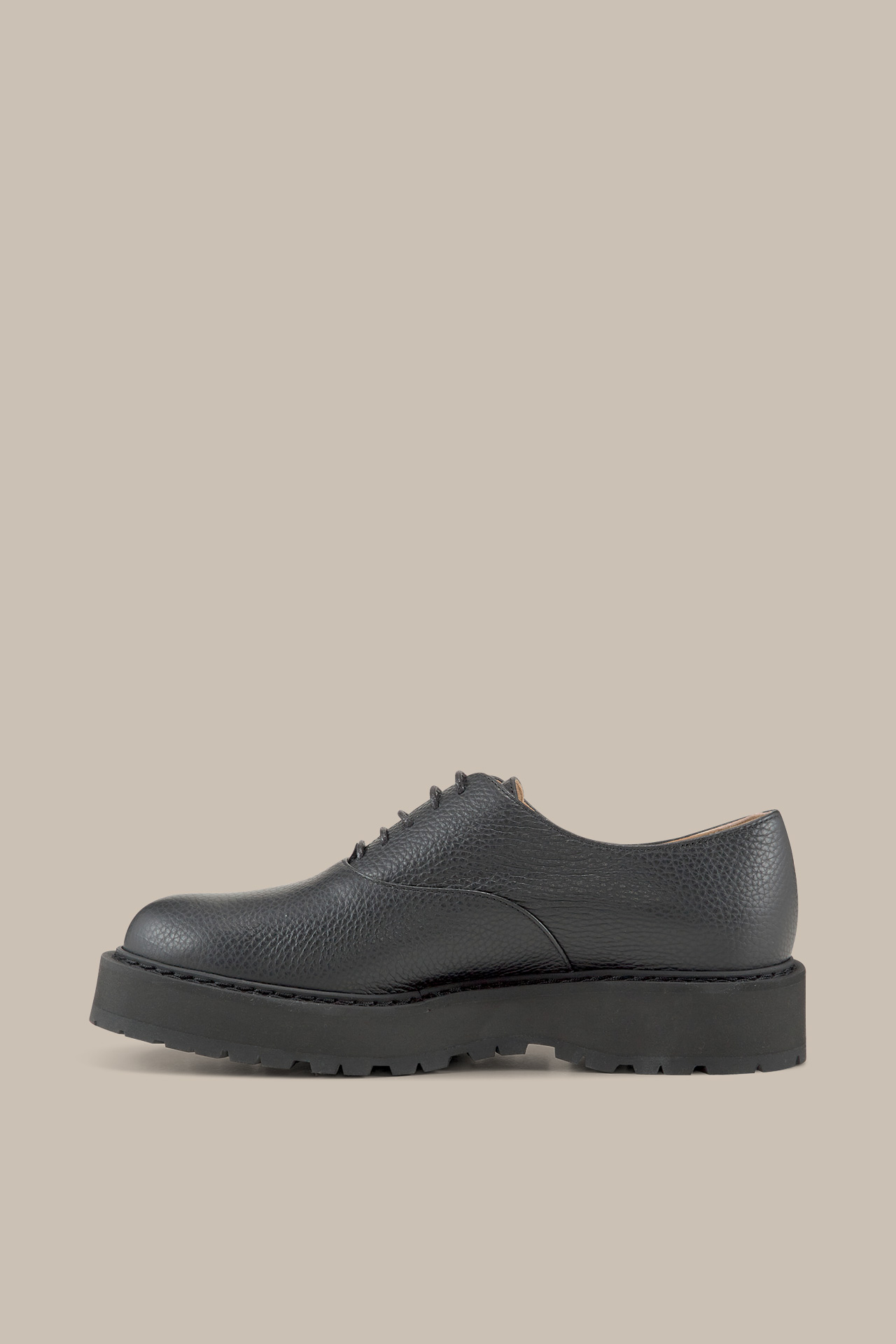Chaussures à lacets Oxford by Unützer en cuir grainé, en noir
