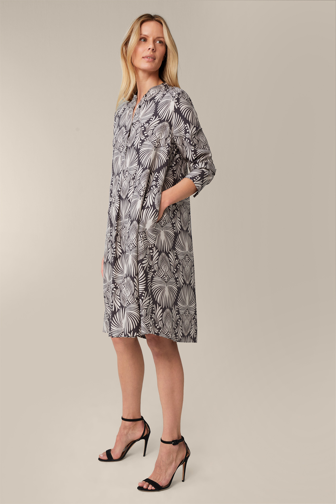 Print dress with stand-up collar in viscose and silk in an anthracite and ecru pattern