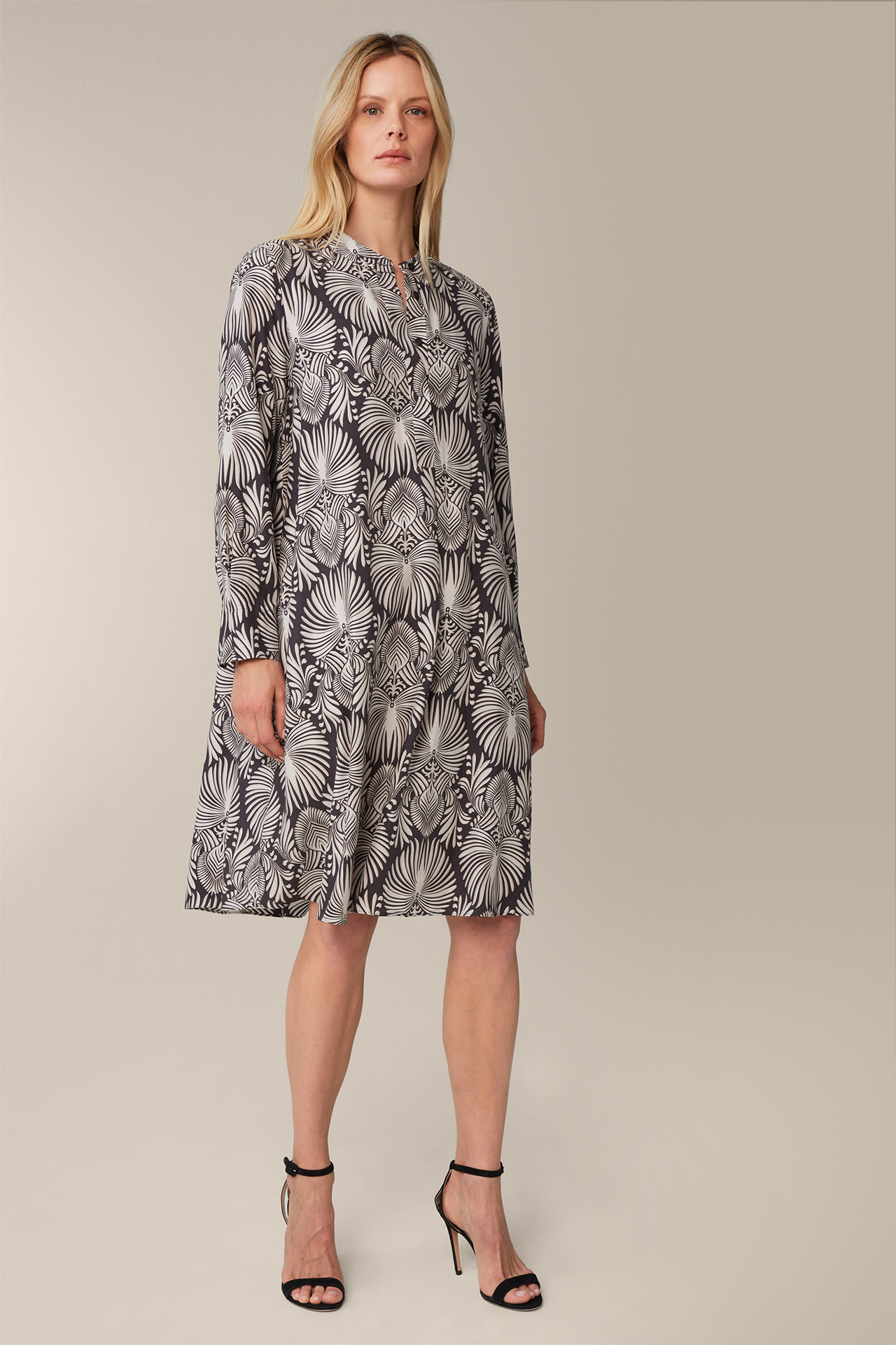 Print dress with stand-up collar in viscose and silk in an anthracite and ecru pattern