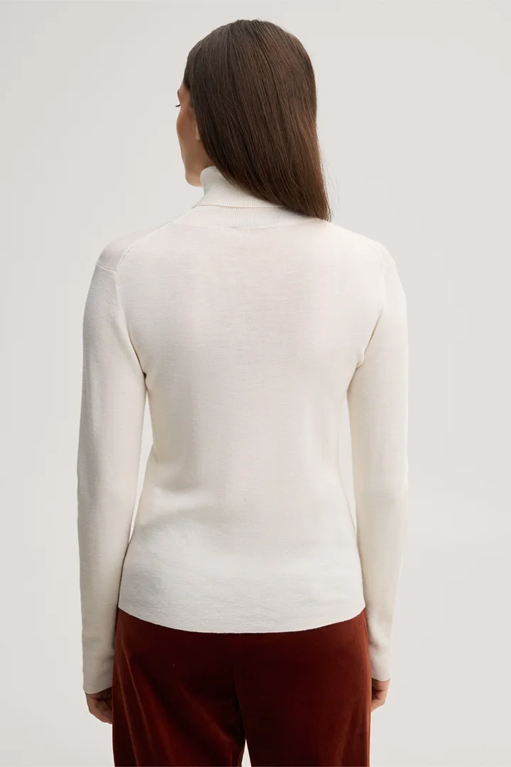 Führt zu Produktdetailseite „Fine-knit merino and silk roll-neck jumper in ecru"