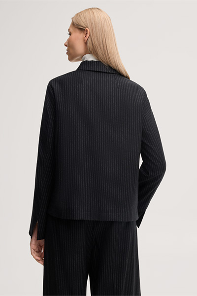 Führt zu Produktdetailseite „Schurwoll-Pinstripe-Hemdjacke in Schwarz"