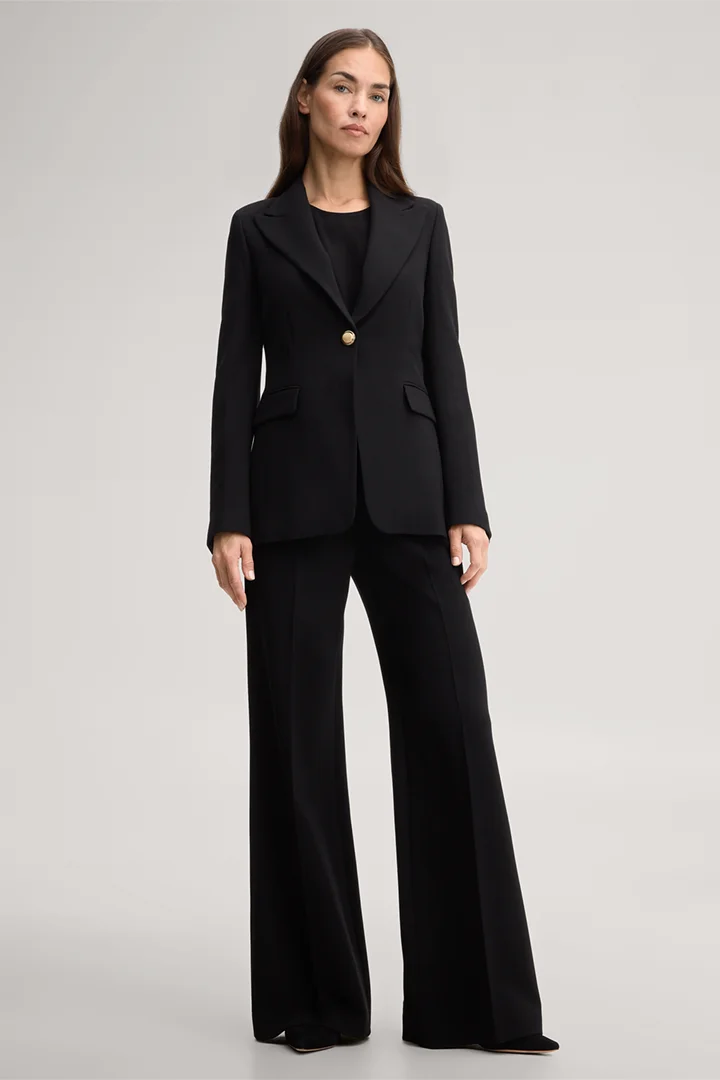Führt zu Produktdetailseite „Schurwoll-Crepe-Blazer in Schwarz"