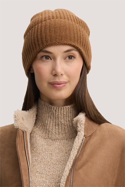 Mène à la page produit « Bonnet en cachemire couleur caramel »