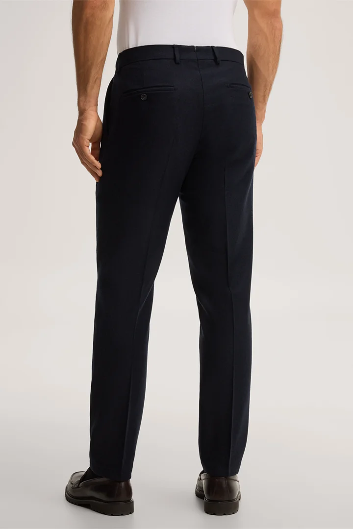 Mène à la page produit « Pantalon modulable en cachemire à pinces à la taille, couleur marine »