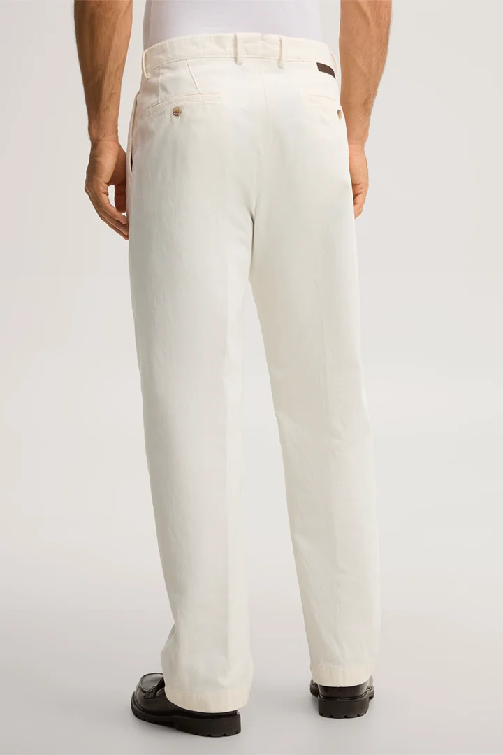 Leads to product detail page "Baumwollmix-Chino mit Bundfalte in Weiß"