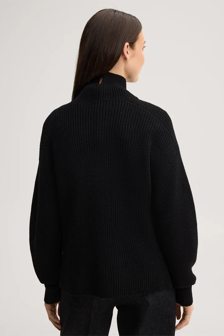 Leads to product detail page "Pull en maille de laine mérinos à col montant, noir"