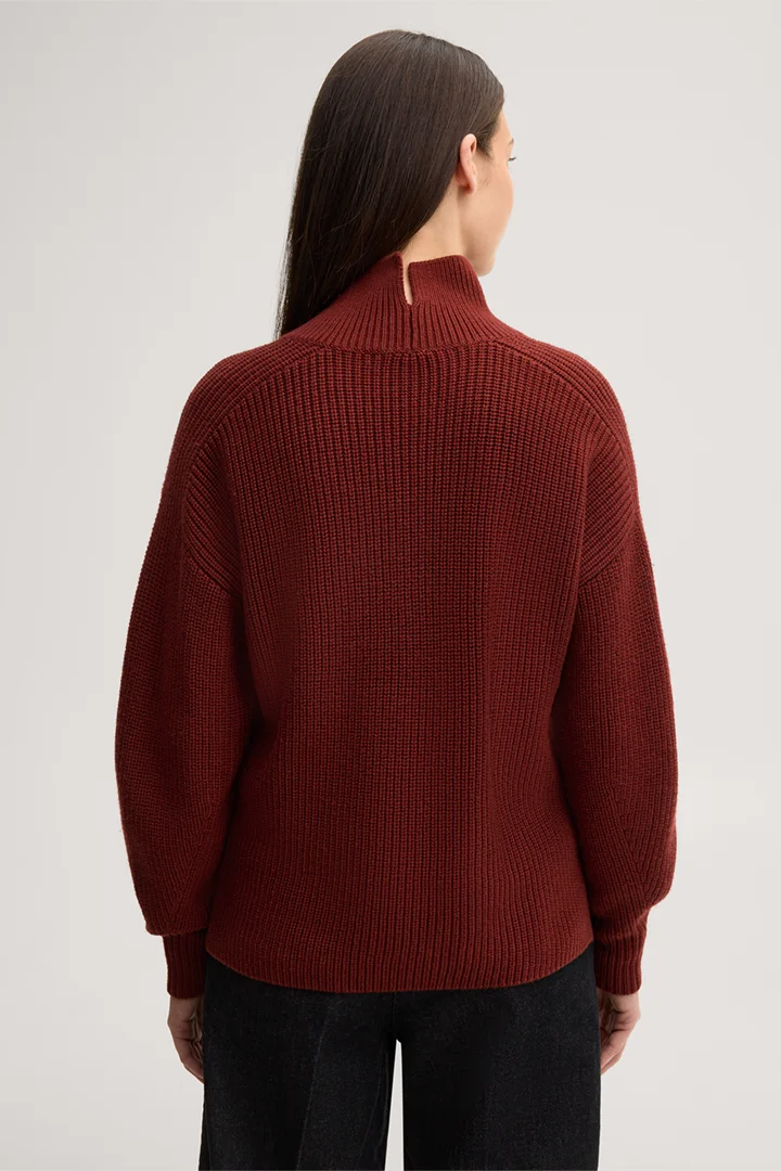 Leads to product detail page "Pull en maille de laine mérinos à col montant, rouge foncé"