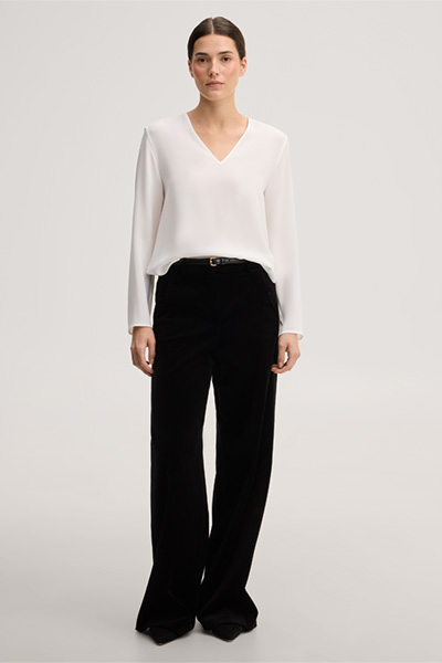 Leads to product detail page "Ecru crepe blouse-style shirt"