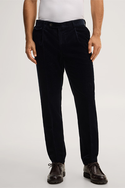 Führt zu Produktdetailseite „Cord-Baukasten-Hose mit Bundfalte in Navy"