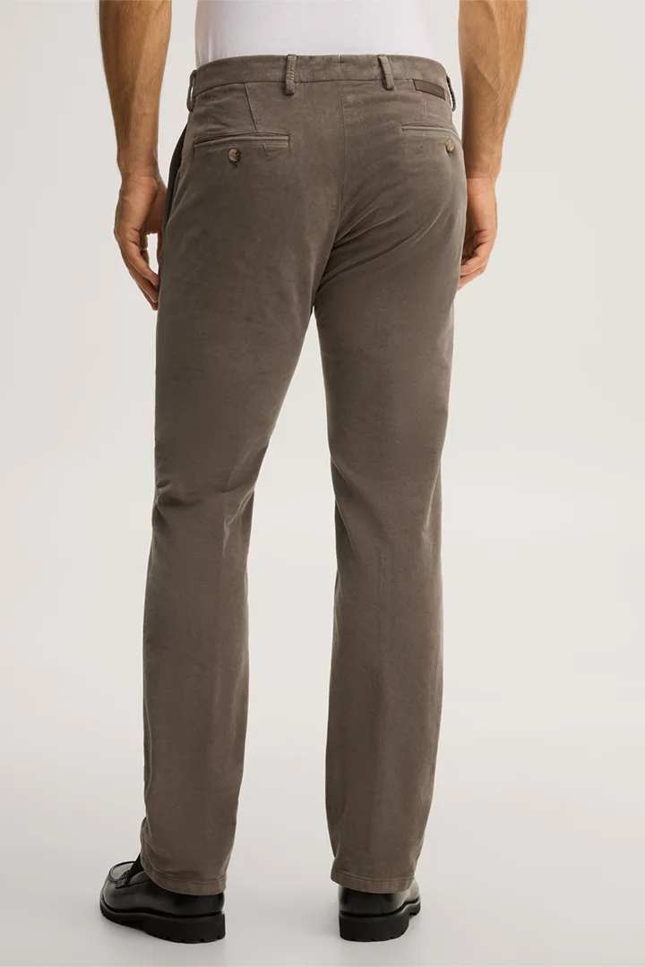 Mène à la page produit « Pantalon chino en coton, couleur olive »