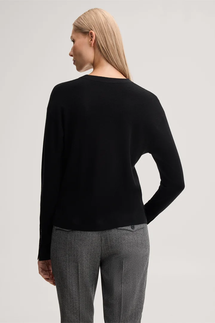 Mène à la page produit « Pull à col rond en maille fine de laine mérinos et soie, noir »