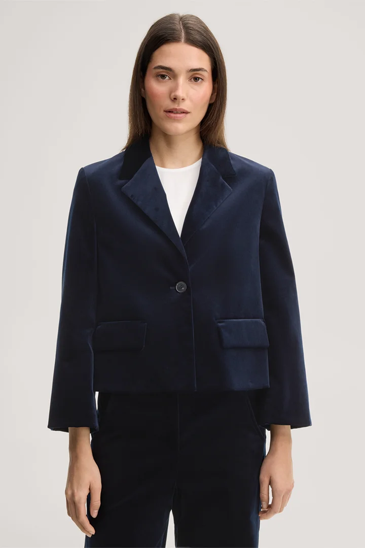 Leads to product detail page "Samt-Blazer in Navy"