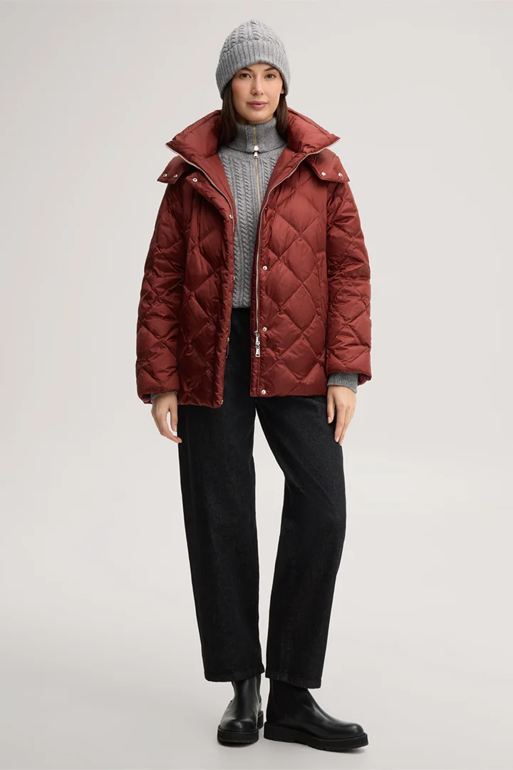 Führt zu Produktdetailseite „Nylon-Stepp-Jacke mit Stehkragen in Dunkelrot"