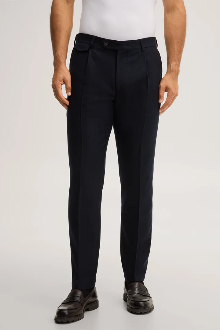 Führt zu Produktdetailseite „Cashmere-Baukasten-Hose mit Bundfalte in Navy"