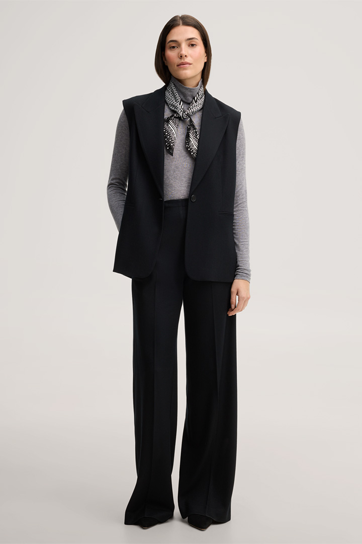 Leads to look detail page “<p><strong>Shop the Look:</strong><br> Wool Jersey Flannel Combination in Black</p>”