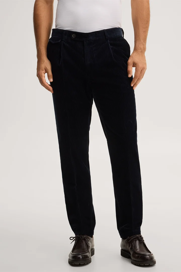 Führt zu Produktdetailseite „Cord-Baukasten-Hose mit Bundfalte in Navy"