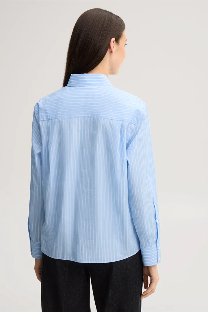 Leads to product detail page "Light blue and white striped poplin shirt"