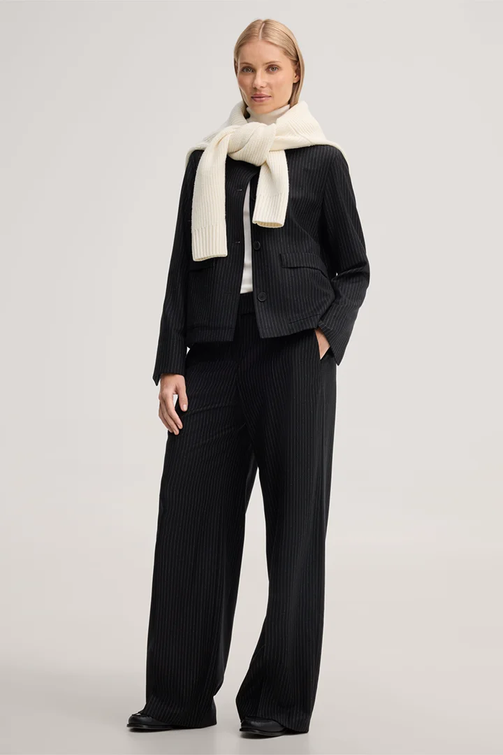 Führt zu Produktdetailseite „Schurwoll-Pinstripe-Hemdjacke in Schwarz"