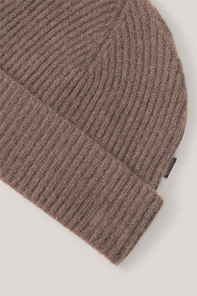 Leads to product detail page "Light brown cashmere hat"