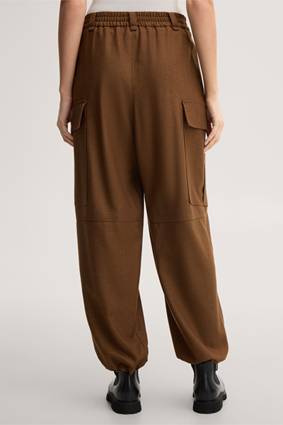 Mène à la page produit « Pantalon bouffant en mélange de laine vierge avec poches cargo, couleur marron »