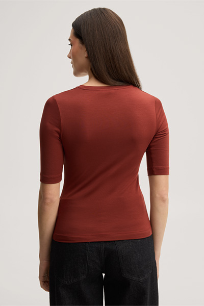 Leads to product detail page "Lyocell stretch t-shirt in dark red"