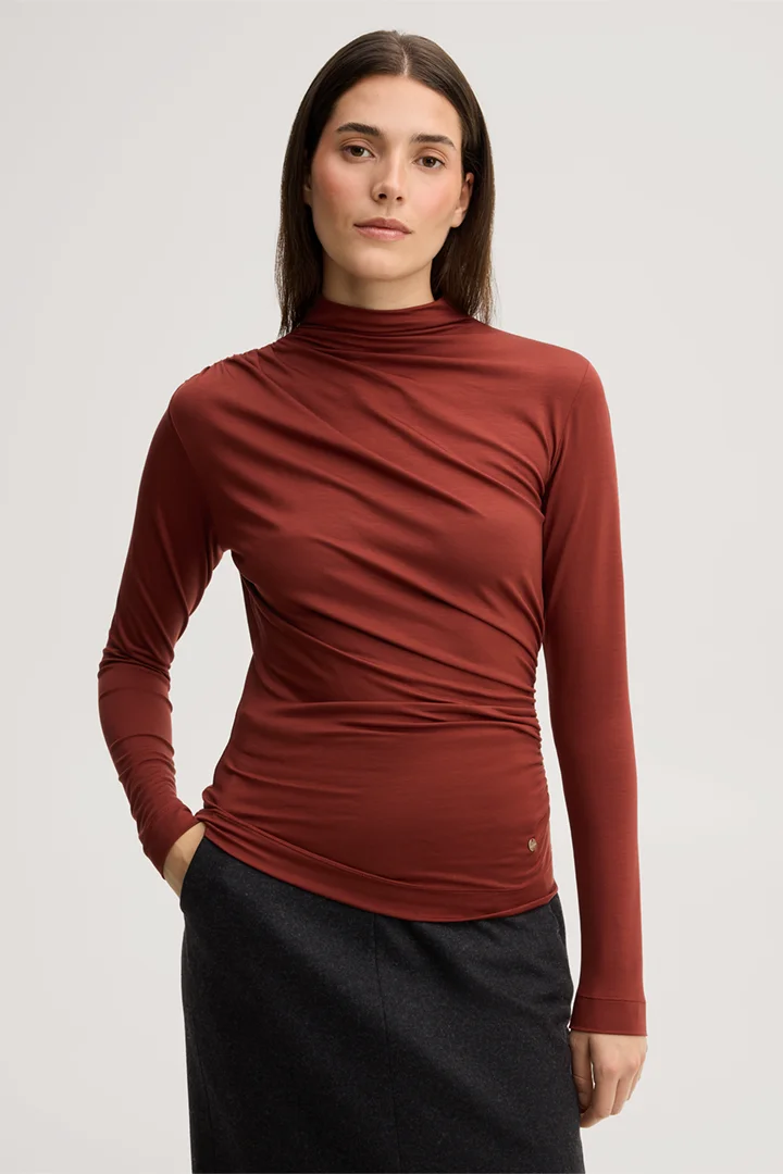 Führt zu Produktdetailseite „Lyocell-Stretch-Pullover mit Stehkragen in Dunkelrot"