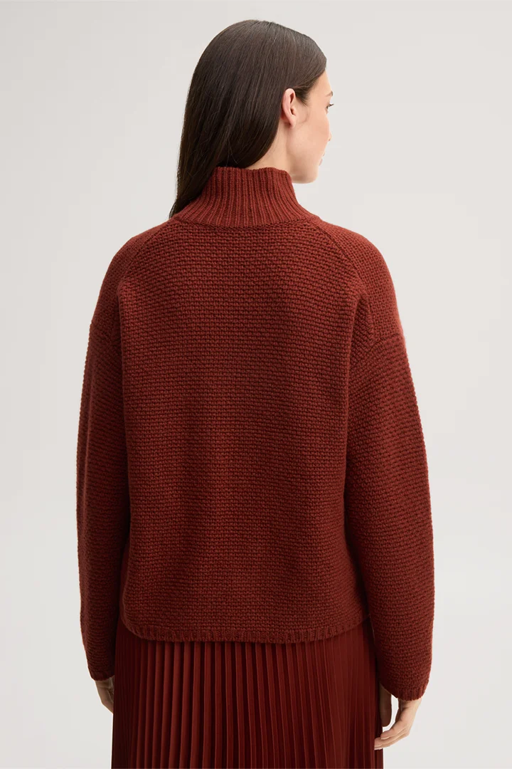 Leads to product detail page "Dark red cashmere stand-up collar jumper"