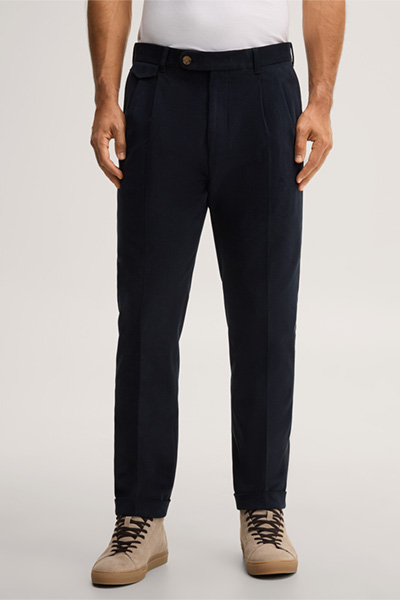 Leads to product detail page "Cotton pants with pleats in navy"