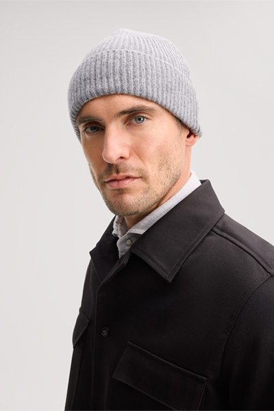 Leads to product detail page "Cashmere Hat in mottled Grey"