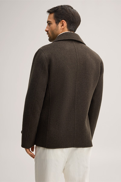 Mène à la page produit « Caban en laine mélangée à de la soie, couleur olive »