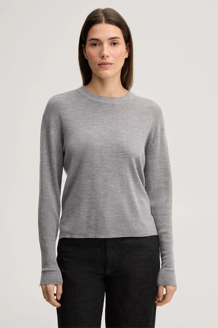 Mène à la page produit « Pull à col rond en maille fine de laine mérinos et soie, gris »