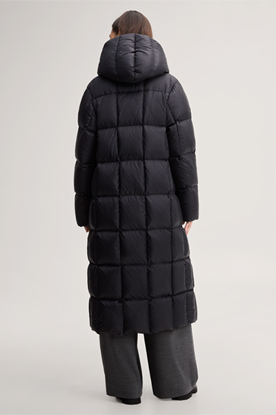 Mène à la page produit « Manteau doudoune, en noir »