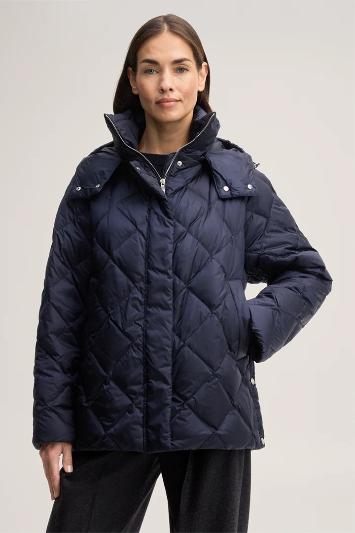 Mène à la page produit « Veste matelassée en nylon à col montant, couleur bleu marine »