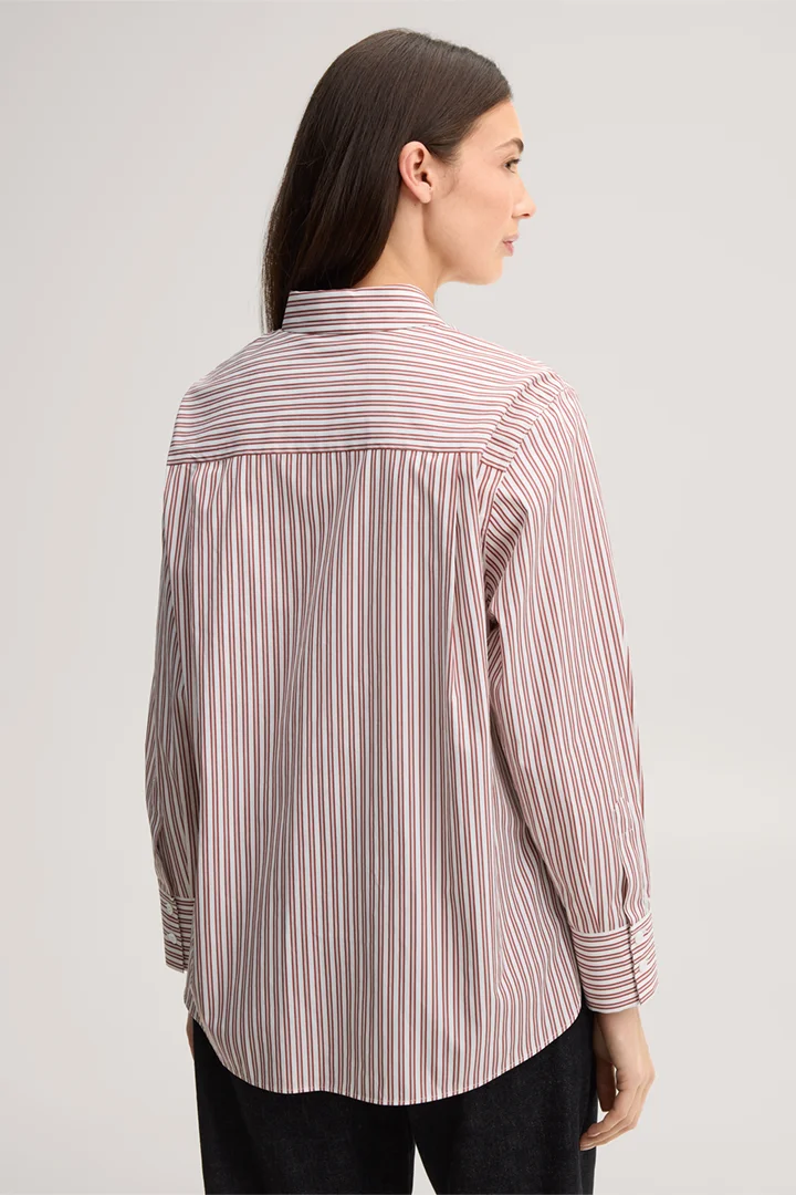 Leads to product detail page "Poplin shirt in red/ecru"