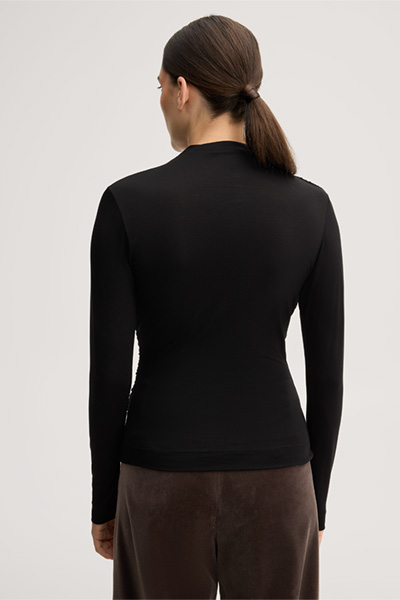Führt zu Produktdetailseite „Lyocell-Stretch-Pullover mit Stehkragen in Schwarz"
