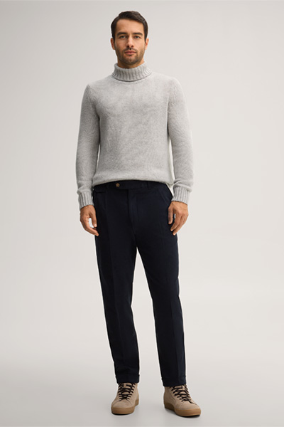 Leads to product detail page "Cotton pants with pleats in navy"