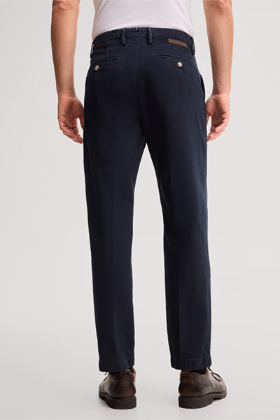 Mène à la page produit « Pantalon chino en mélange de coton à pinces à la taille, couleur bleu marine »