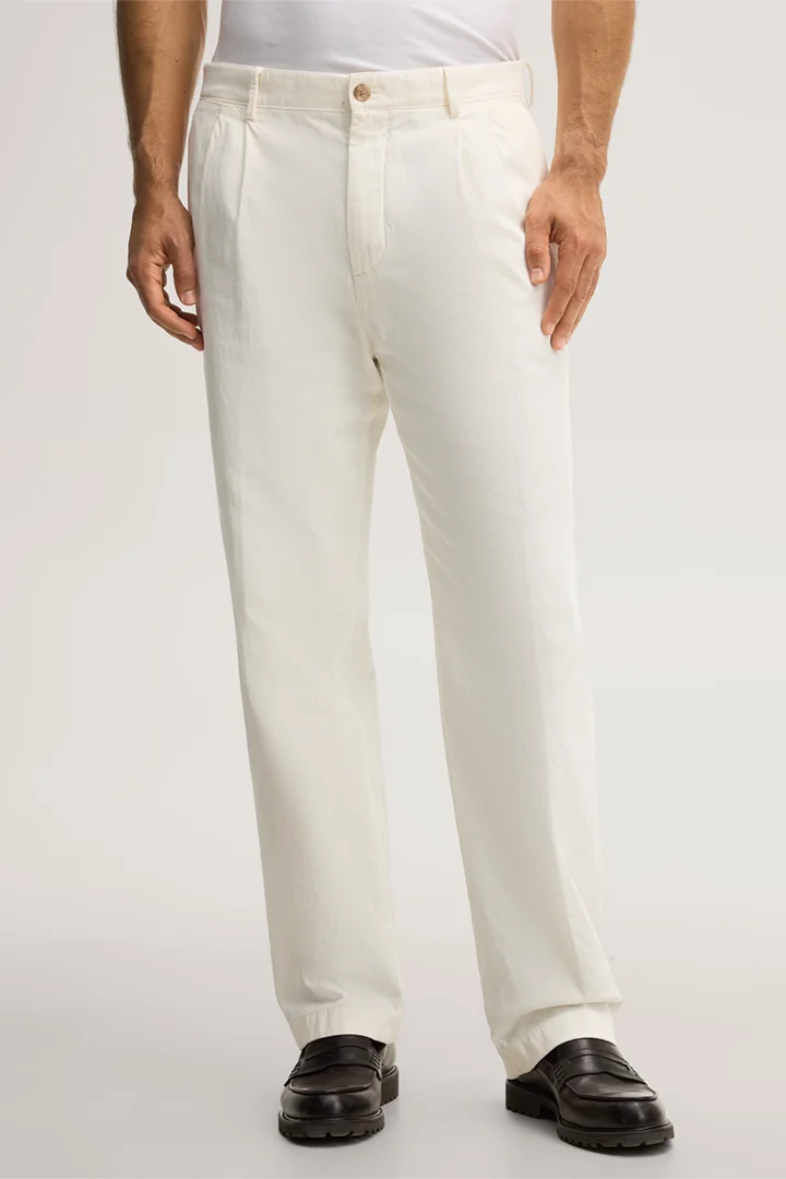 Leads to product detail page "Baumwollmix-Chino mit Bundfalte in Weiß"