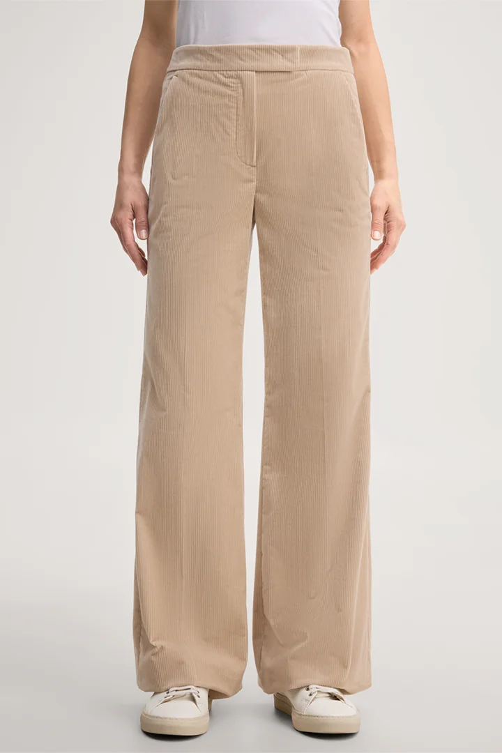 Mène à la page produit « Pantalon en velours côtelé « Marlene » beige »