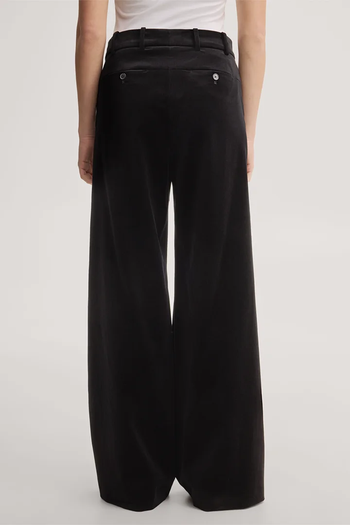 Mène à la page produit « Pantalon palazzo en velours noir »