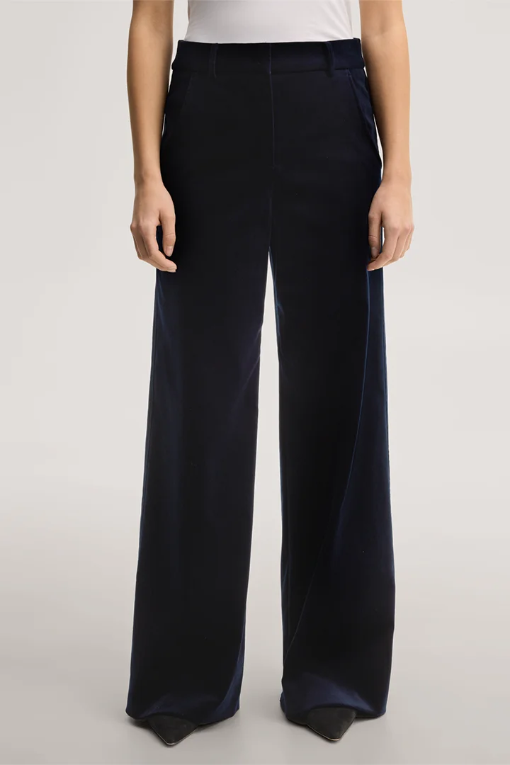 Leads to product detail page "Samt-Palazzo-Hose in Navy"
