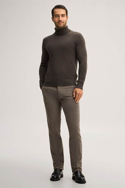 Leads to product detail page "Olive-coloured cotton chinos"
