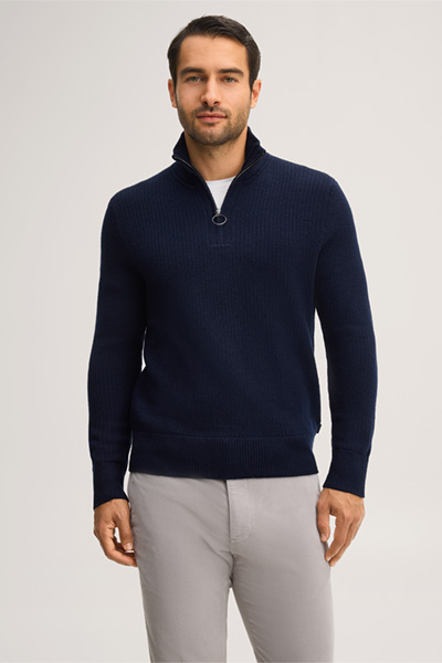 Mène à la page produit « Pull à col roulé en laine vierge, couleur bleu marine »