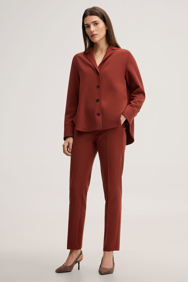 Führt zu Look-Detailseite „<p><strong>Shop the look:</strong><br> Crêpe-Kombination in Dunkelrot</p>“
