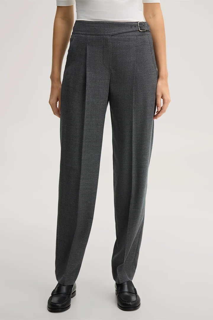 Führt zu Produktdetailseite „Schurwoll-Bundfalten-Hose mit Mouline Struktur in Dunkelgrau"