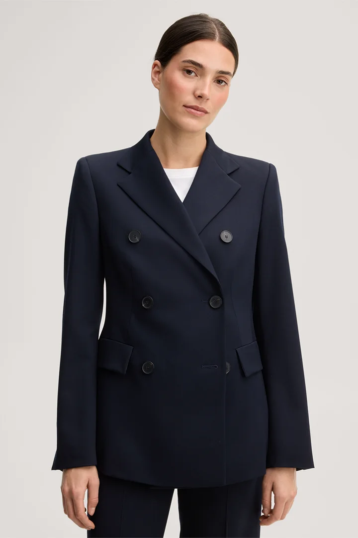 Mène à la page produit « Blazer à double boutonnage en laine vierge, couleur bleu marine »