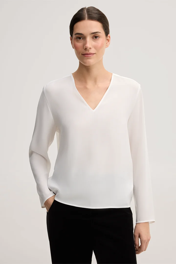 Leads to product detail page "Ecru crepe blouse-style shirt"