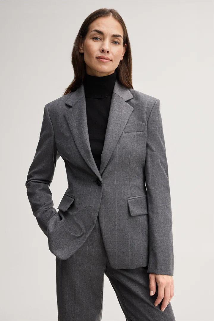 Führt zu Produktdetailseite „Nadelstreifen-Flanell-Blazer in Grau"