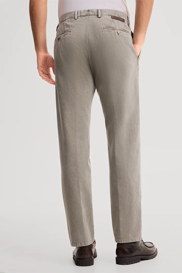 Leads to product detail page "Pantalon chino en coton à pinces à la taille, couleur olive"