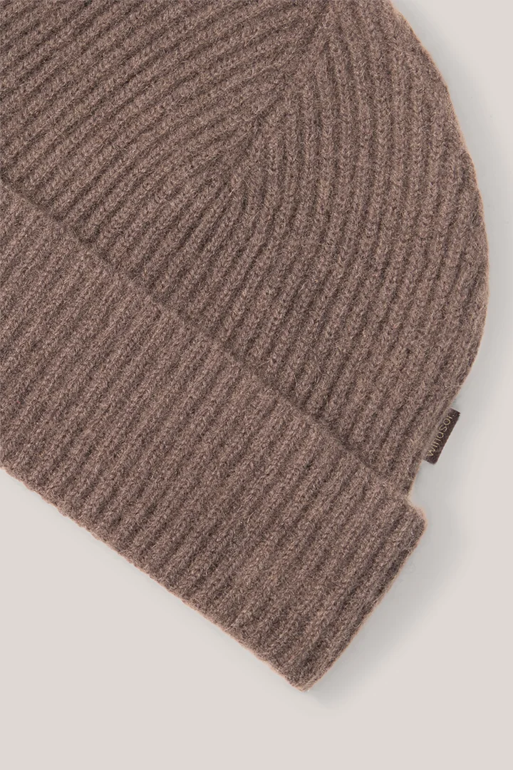Leads to product detail page "Light brown cashmere hat"